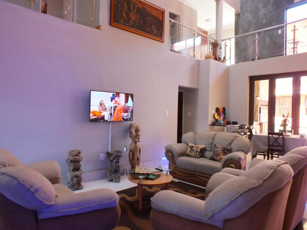 Royal Castle Guest House Windhoek Bagian luar foto