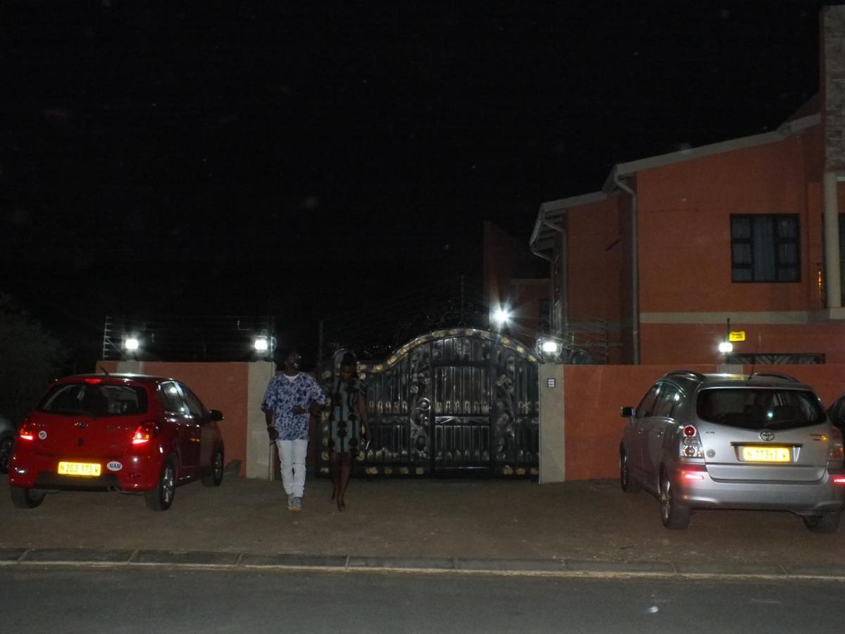Royal Castle Guest House Windhoek Bagian luar foto