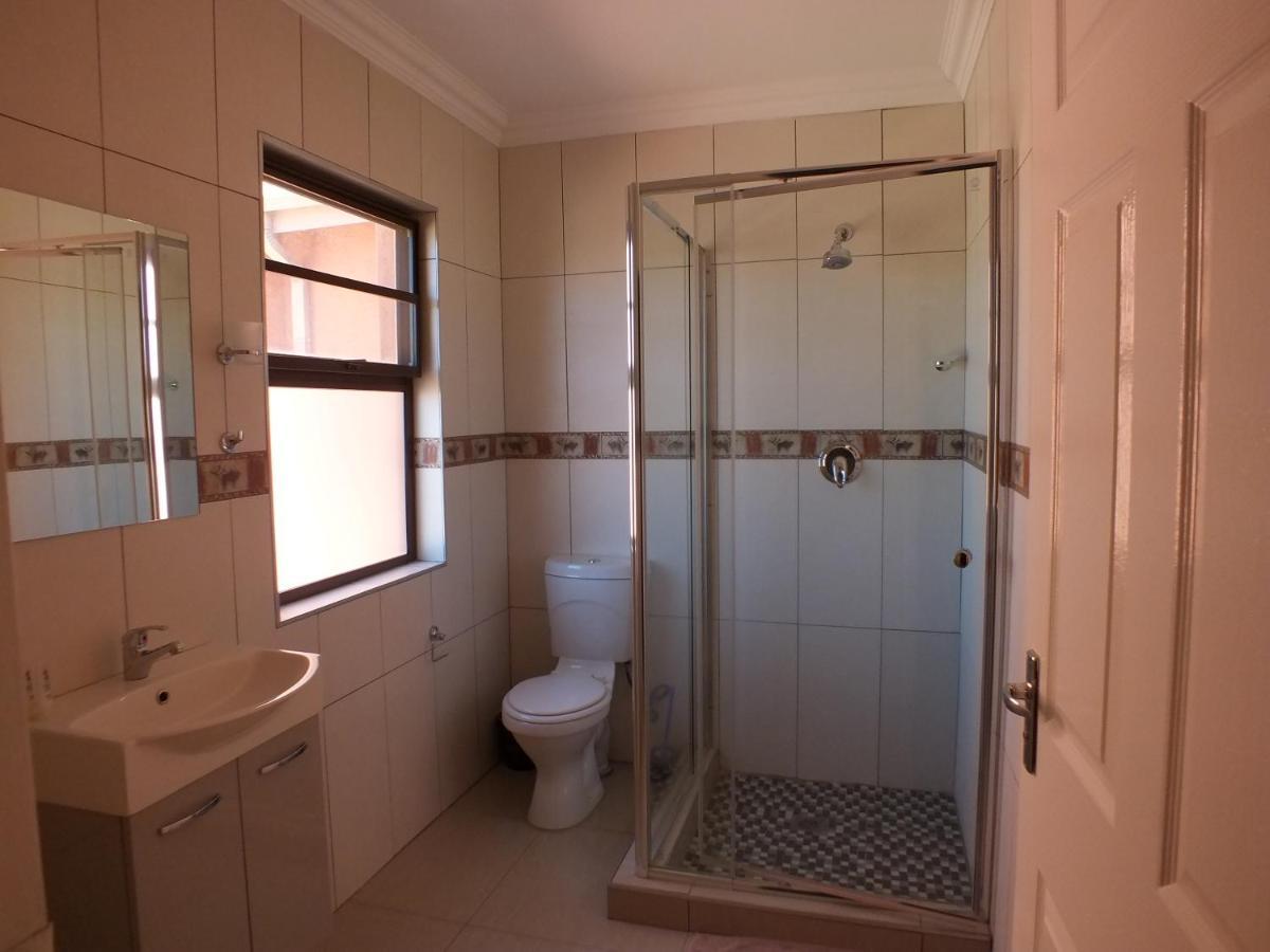 Royal Castle Guest House Windhoek Bagian luar foto
