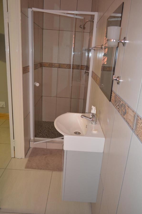 Royal Castle Guest House Windhoek Bagian luar foto