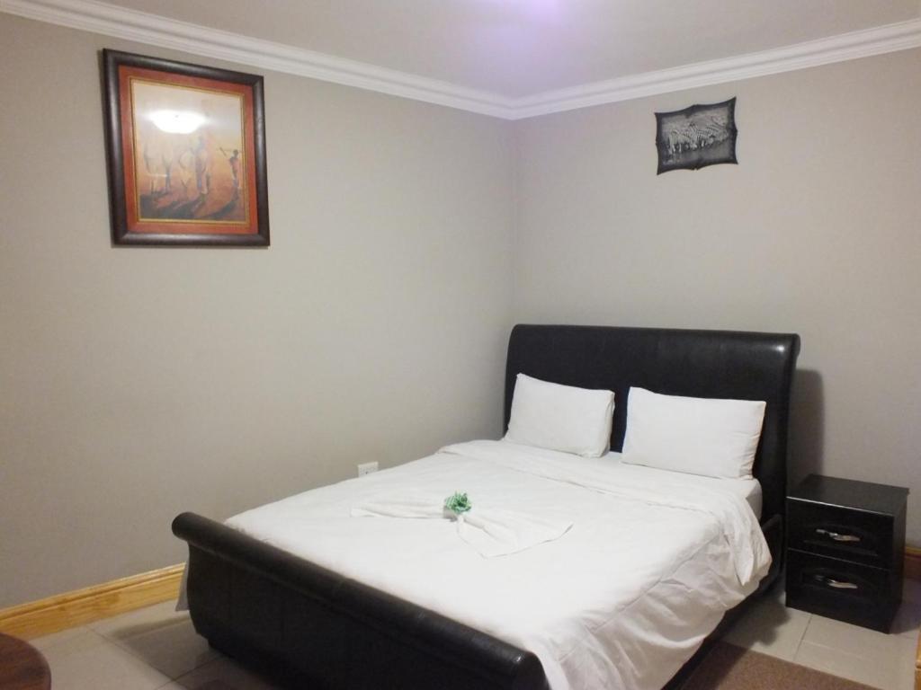 Royal Castle Guest House Windhoek Bagian luar foto