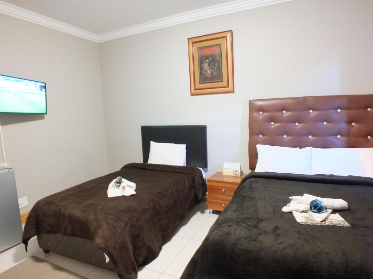 Royal Castle Guest House Windhoek Bagian luar foto