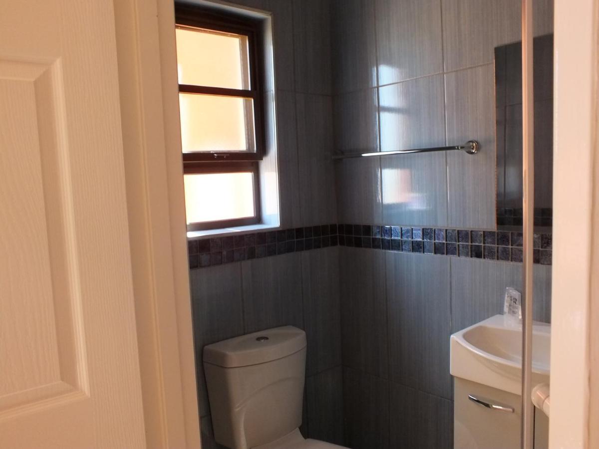 Royal Castle Guest House Windhoek Bagian luar foto