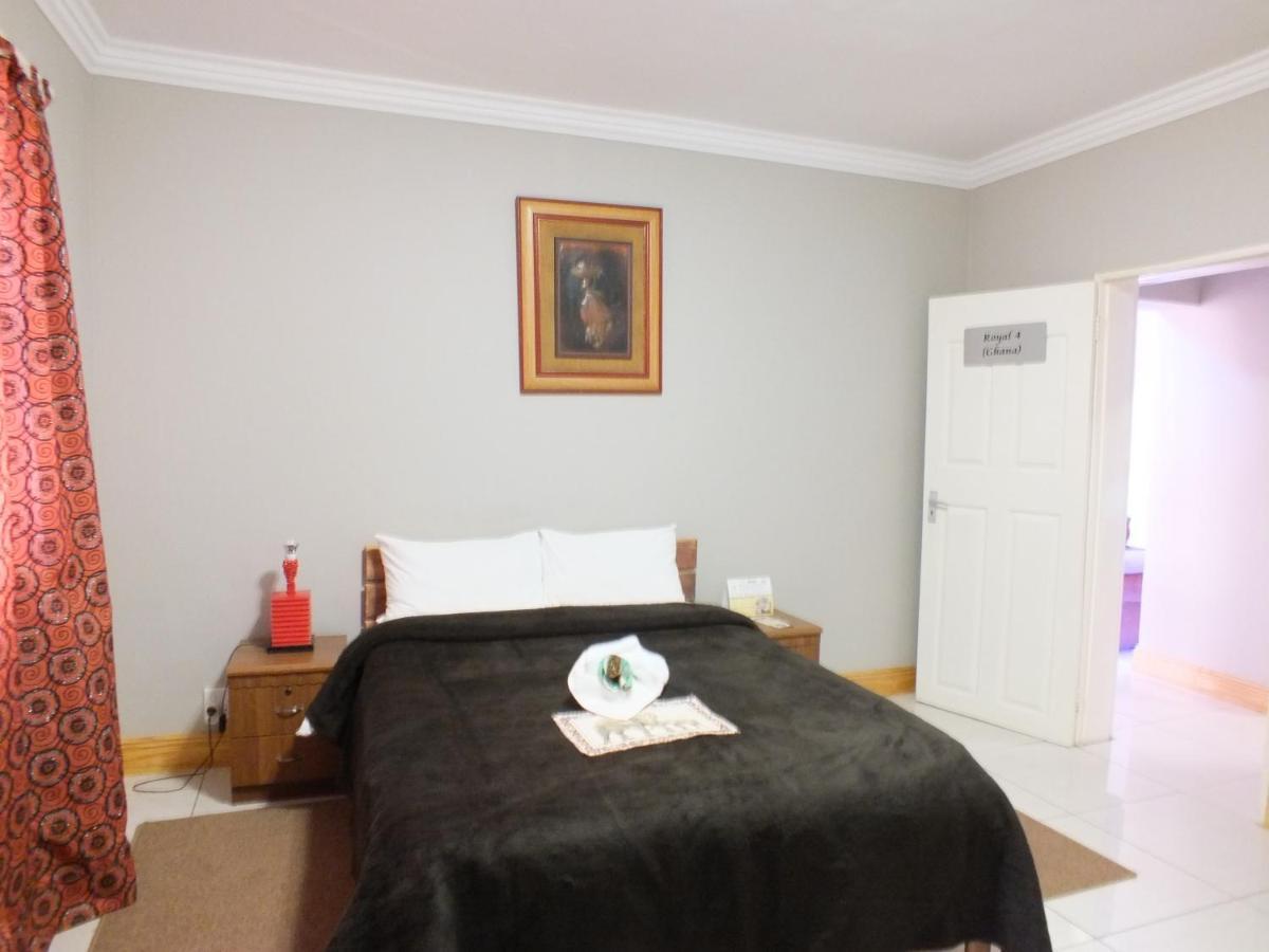 Royal Castle Guest House Windhoek Bagian luar foto