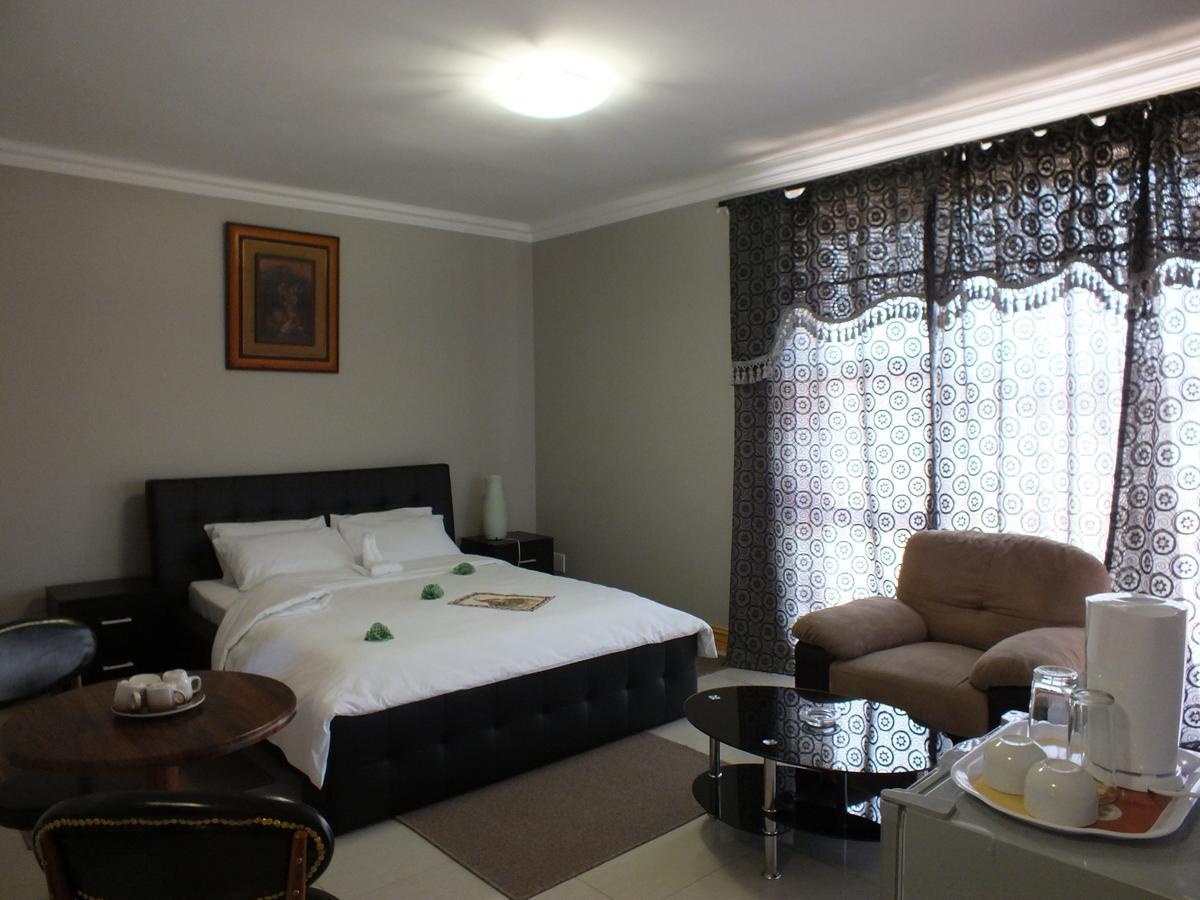 Royal Castle Guest House Windhoek Bagian luar foto
