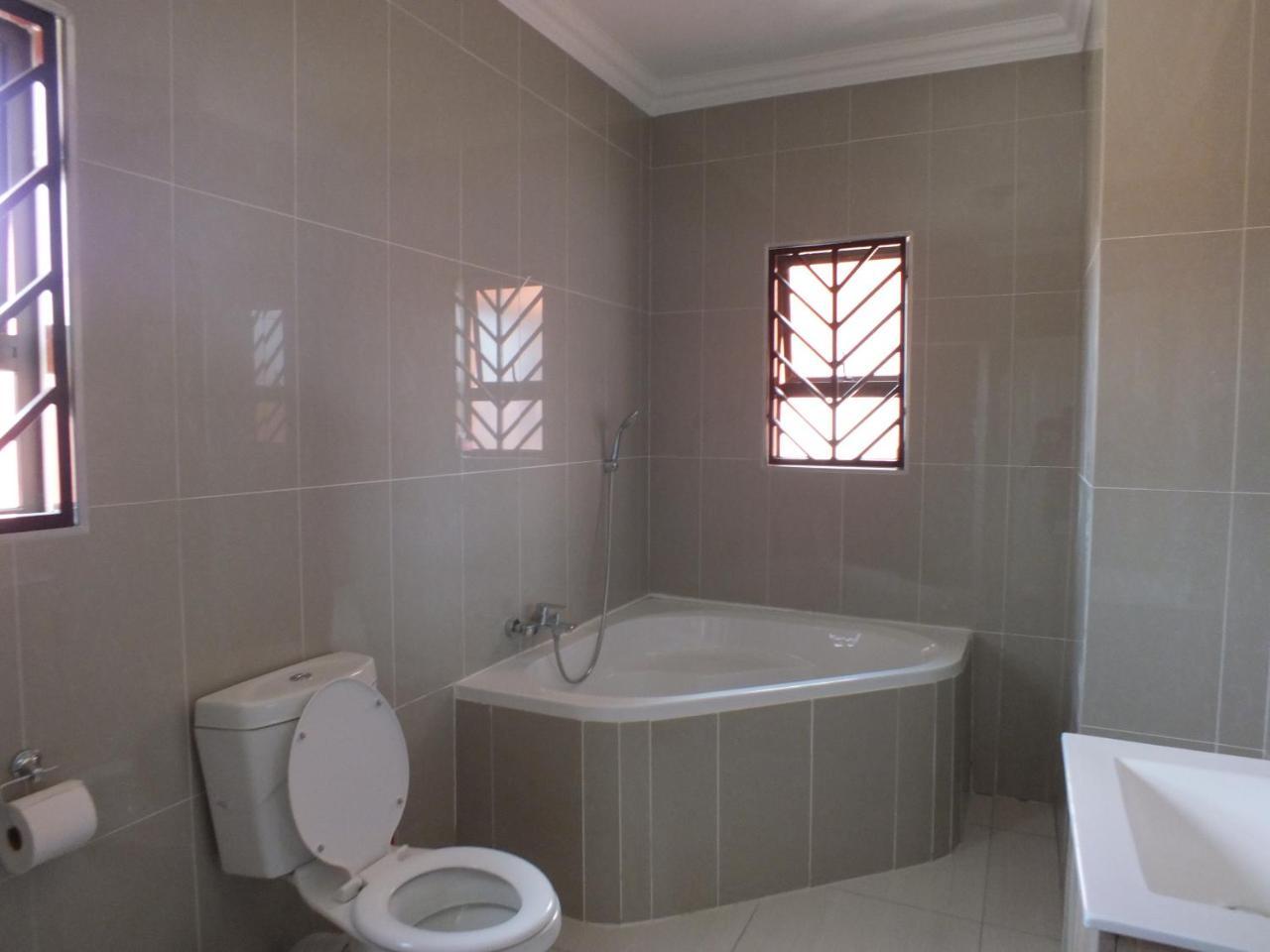 Royal Castle Guest House Windhoek Bagian luar foto