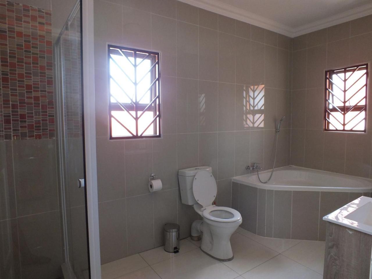 Royal Castle Guest House Windhoek Bagian luar foto